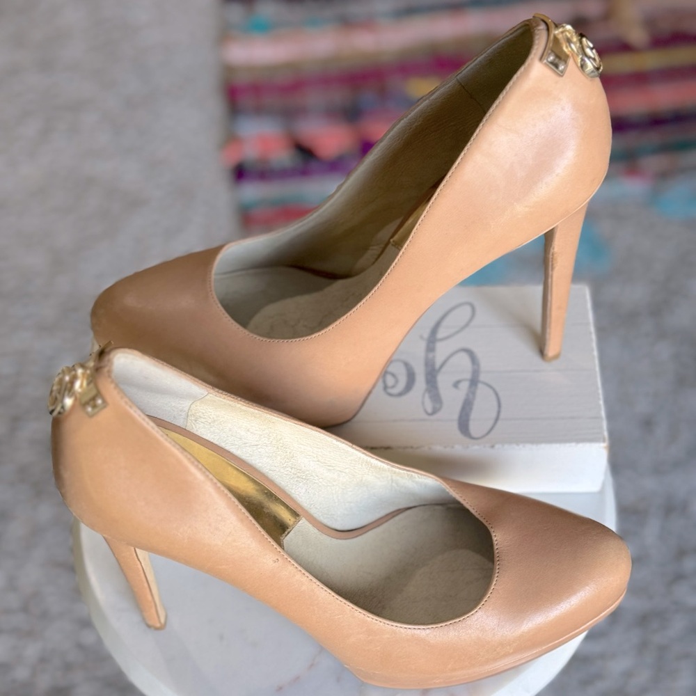Nearly new Michael Kors classic pumps